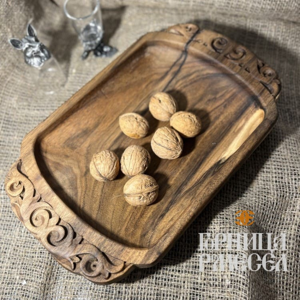 Деревянное блюдо на ножках