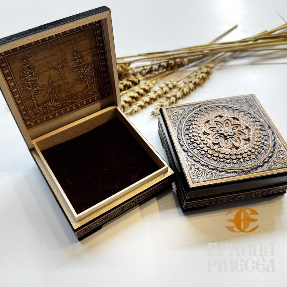 Шкатулка деревянная с резьбой, прямоугольная, 9*9*4,5 см (нат.дерево-липа) - фото1