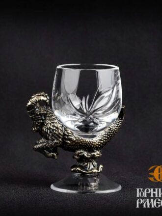 Рюмка «Козерог» из хрусталя с литьём из латуни, объём 15 мл. Размеры: высота 67 мм, ширина 55 мм. Подарочная упаковка. Авторская работа производства Нижний Новгород, Россия.