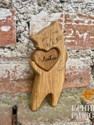 Фигурка кота с сердечком — деревянный пазл «Кот Люблю». Сувенир ручной работы из шлифованного дерева с льняной пропиткой, Беларусь