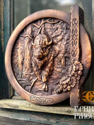 Подарочное резное панно «Зубр в круглой раме» из массива дуба, Беларусь — сувенир с национальным колоритом.