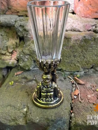 Хрустальный лафитник с латунным основанием «Своих не бросаем», 50 мл — памятный подарок мужчине, ко Дню Победы в знак уважения героям.