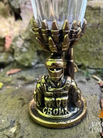 Лафитник «Своих не бросаем» — хрустальная чаша и латунное основание, объём 50 мл. Изделие ручной работы в подарочной упаковке от Казаковского предприятия (Нижний Новгород).