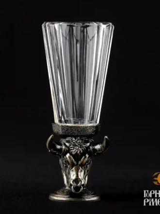 Эксклюзивный лафитник «Телец» 50 мл— премиальное изделие из хрусталя и латуни с символом знака, в упаковке.