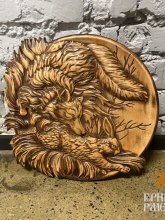 Панно "Лиса и заяц", круг d315*20мм, ольха