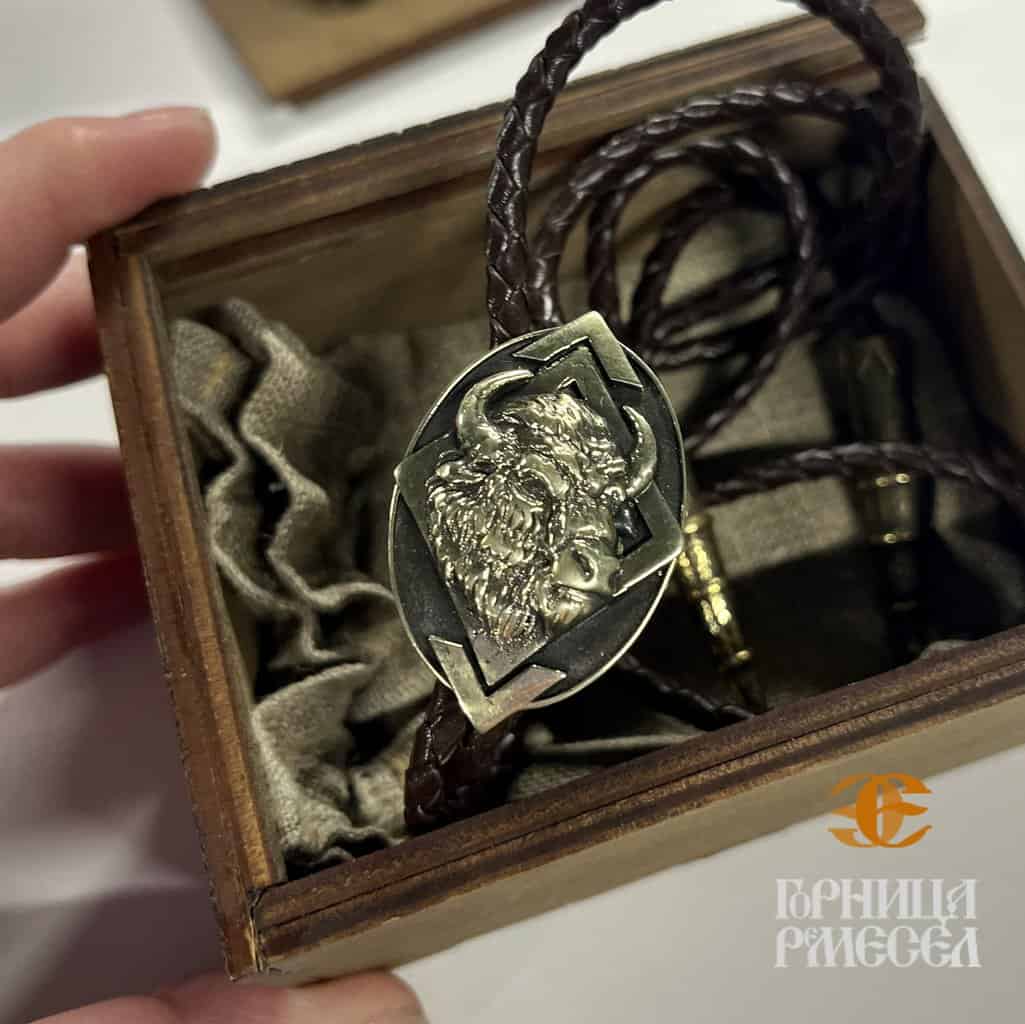 Галстук боло "Зубр" (латунь), кож.шнур (в подарочной упаковке) — изображение 3