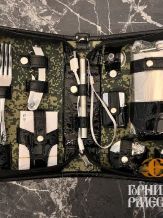 Удобный набор для пикника и путешествий, включает столовые приборы и аксессуары.