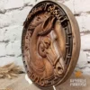 Резная деревянная панель с лошадью и надписью "Горница Грасея" для интерьера.