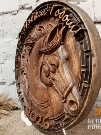 Резная деревянная панель с лошадью и надписью "Горница Грасея" для интерьера.