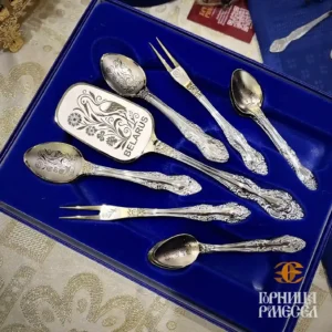 Набор столовых приборов «Этно Prestige» 15 предметов: чайные ложки, кофейные ложки, вилка для лимона, лопатка для торта. Нержавеющая сталь, художественная роспись по нитрид‑титановому покрытию. Эксклюзивный дизайн от «Горницы ремёсел», упаковка ПВХ с флоком. Производство — Павловский завод, Нижний Новгород.