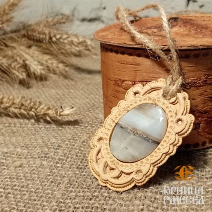 Украшение из дерева и камня.