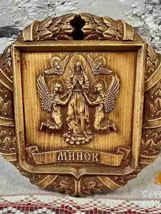 Герб Минска в резном исполнении: изображение Божьей Матери на облаке, ангелы и херувимы