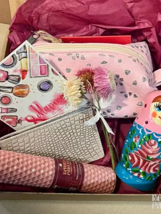 Подарочный бьюти‑бокс к 8 Марта: розовая косметичка, семёновская матрёшка, свеча из вощины, кожаный футляр — в коробке с шильдом.