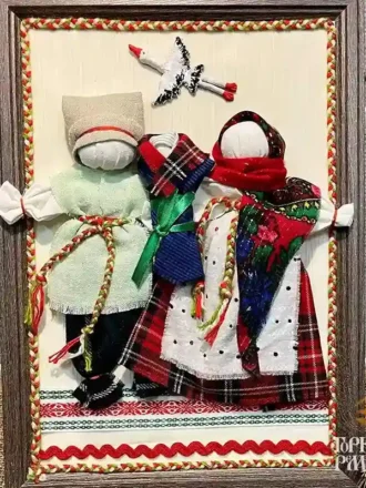 Панно «Семейный оберег» в деревянной рамке: ручная работа мастеров Беларуси, куклы‑мотанки и аист.