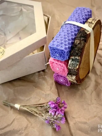 Уютный подарочный набор «Геометрия природы»: вощинные свечи с медовым ароматом, натуральный спил и нежные сухоцветы в стильном шестигранном боксе