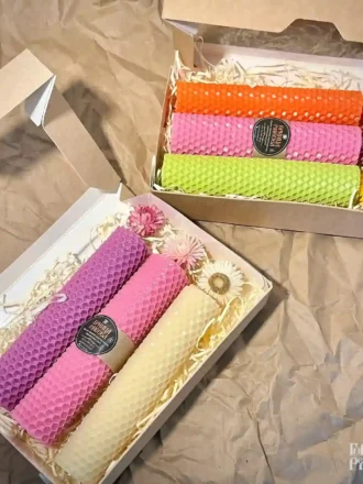 Подарочный набор ручной работы: свечи из вощины с медовым ароматом, сухоцветы и декор в экоупаковке.