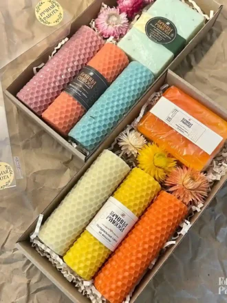 Подарочный эко‑набор — 3 свечи из натуральной вощины, мыло ручной работы с натуральными компонентами и сухоцветы в биоразлагаемом эко‑боксе