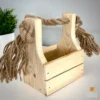 Ящик для подарков из натурального дерева, вид 1. Размеры 14×13×9 см, декорирован льняным шпагатом, с удобной ручкой.