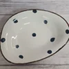 Фарфоровая тарелка CARNEVALE, модель Barchetta profondo, 31,5×23 см, ручная роспись (синие круги, коричневый ободок), глянцевая, для дома и ресторанов, Россия.