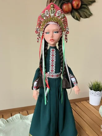 авторская интерьерная кукла Пелагея‑красавица, высота 75 см, ручная работа, русский народный стиль, нарядный костюм с кокошником, вышивка и декоративные элементы, изделие мастеров Горницы ремёсел, белорусское ремесло, коллекционная кукла, этно‑арт объект