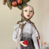 авторская интерьерная кукла Аннушка с яблочком, 75 см, русский народный стиль, ручная работа, лён и кружево, кукла на подставке, изделие мастерской Горница ремёсел, Беларусь, этно‑образ, коллекционная модель, подарок с национальным колоритом